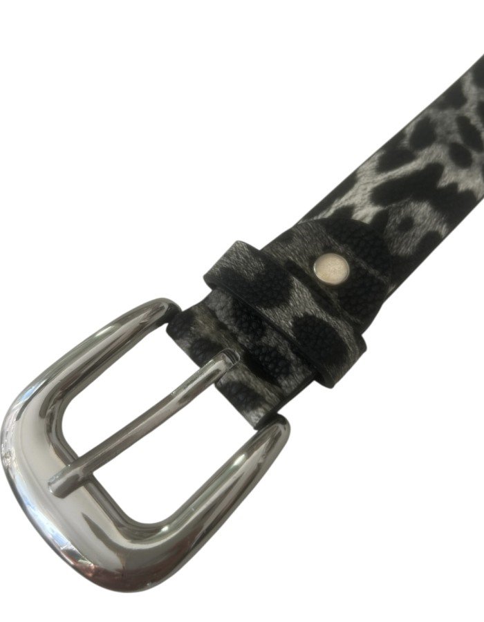 Cinturón animal gris.